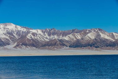  Kar dağ arka plan yılı, Çin Xinjiang, donmuş Sailimu Gölü