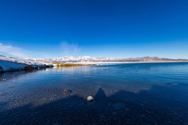  Kar dağ arka plan yılı, Çin Xinjiang, donmuş Sailimu Gölü
