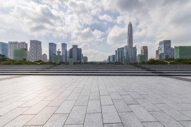 Panoramik siluet ve boş yolu, boş beton zemini olan modern iş binaları.