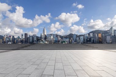 Panoramik siluet ve boş yolu, boş beton zemini olan modern iş binaları.