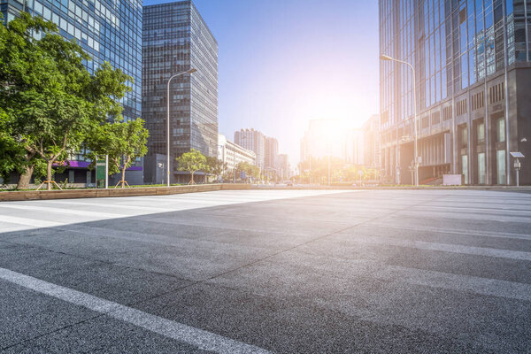 Панорамные горизонты и современные офисные здания с пустой дорогой, пустой бетонный этаж