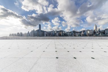 Panoramik siluet ve boş yolu, boş beton zemini olan modern iş binaları.