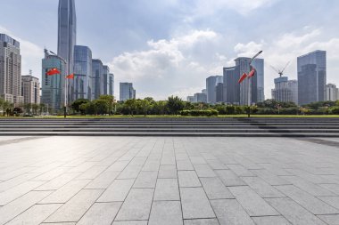Panoramik siluet ve boş yolu, boş beton zemini olan modern iş binaları.