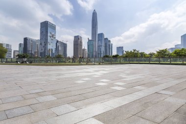 Panoramik siluet ve boş yolu, boş beton zemini olan modern iş binaları.