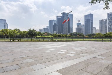 Panoramik siluet ve boş yolu, boş beton zemini olan modern iş binaları.