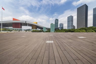 Panoramik siluet ve boş yolu, boş beton zemini olan modern iş binaları.