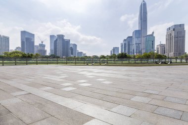 Panoramik siluet ve boş yolu, boş beton zemini olan modern iş binaları.