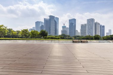 Panoramik siluet ve boş yolu, boş beton zemini olan modern iş binaları.