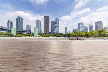 Panoramik siluet ve boş yolu, boş beton zemini olan modern iş binaları.