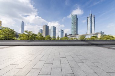 Panoramik siluet ve boş yolu, boş beton zemini olan modern iş binaları.
