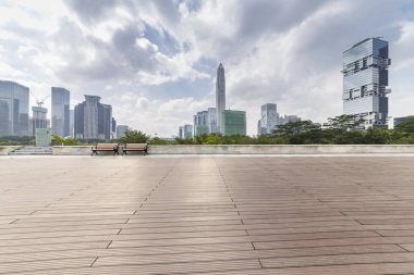 Panoramik siluet ve boş yolu, boş beton zemini olan modern iş binaları.