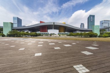 Panoramik siluet ve boş yolu, boş beton zemini olan modern iş binaları.