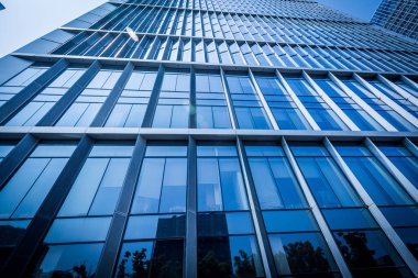 Modern gökdelenlerin mavi gökyüzüne karşı alt görünümü