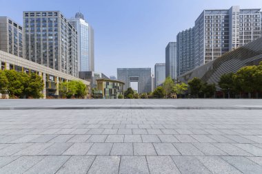 Panoramik siluet ve boş yolu, boş beton zemini olan modern iş binaları.