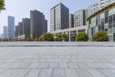 Panoramik siluet ve boş yolu, boş beton zemini olan modern iş binaları.