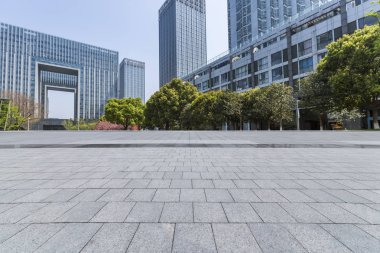Panoramik siluet ve boş yolu, boş beton zemini olan modern iş binaları.