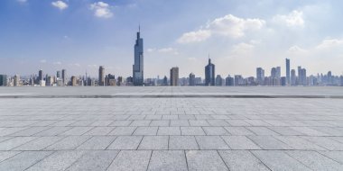 Panoramik siluet ve boş yolu, boş beton zemini olan modern iş binaları.