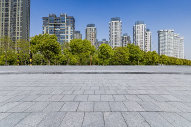 Panoramik siluet ve boş yolu, boş beton zemini olan modern iş binaları.
