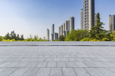 Panoramik siluet ve boş yolu, boş beton zemini olan modern iş binaları.