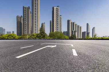 Panoramik siluet ve boş yolu, boş beton zemini olan modern iş binaları.