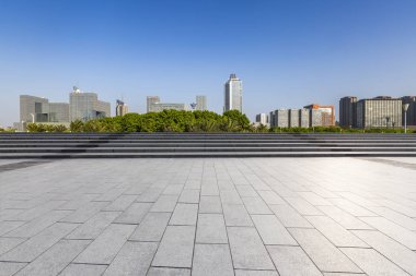 Panoramik siluet ve boş yolu, boş beton zemini olan modern iş binaları.