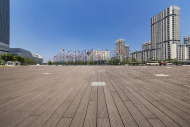 Panoramik siluet ve boş yolu, boş beton zemini olan modern iş binaları.