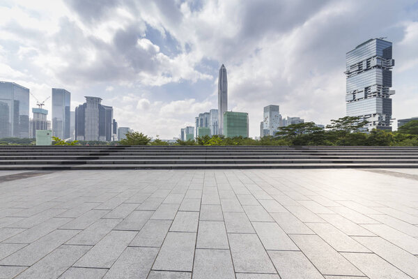 Панорамные горизонты и современные офисные здания с пустой дорогой, пустой бетонный этаж