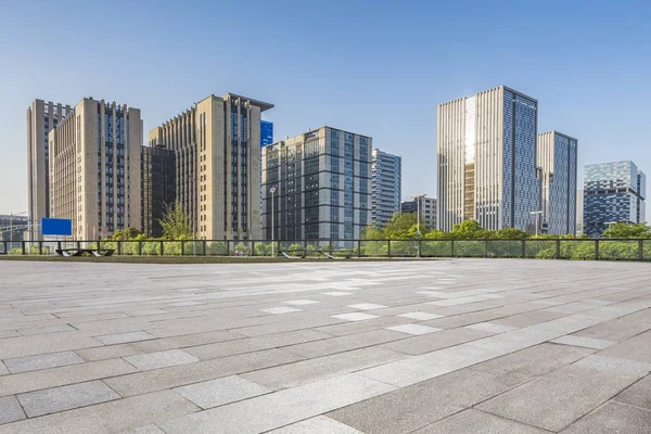 Skyline Panorámico Modernos Edificios Oficinas Negocios Con Camino Vacío Piso —  Fotos de Stock