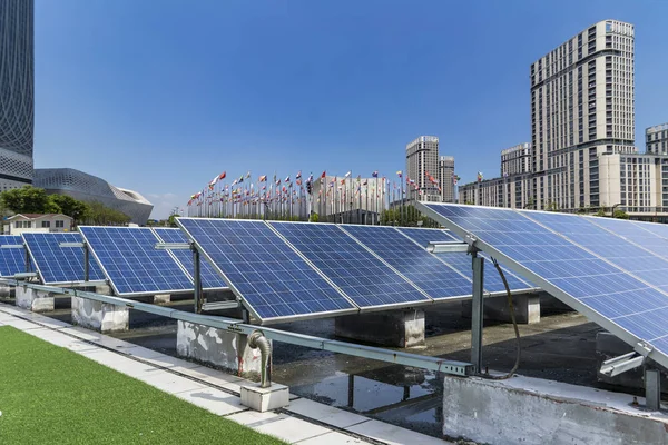 Sonnenenergie Und Moderne Stadtsilhouette — Stockfoto