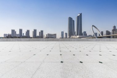 Panoramik siluet ve boş yolu, boş beton zemini olan modern iş binaları.