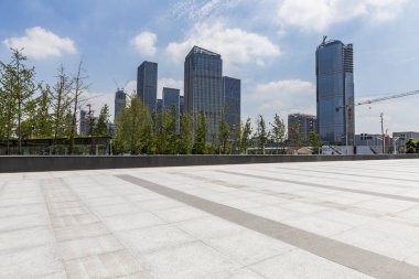 Panoramik siluet ve boş yolu, boş beton zemini olan modern iş binaları.