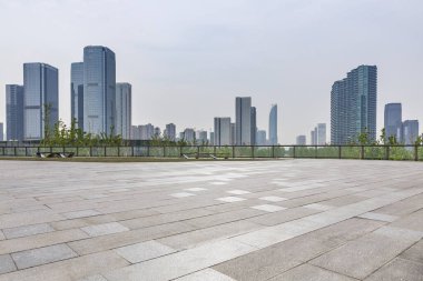 Panoramik siluet ve boş yolu, boş beton zemini olan modern iş binaları.