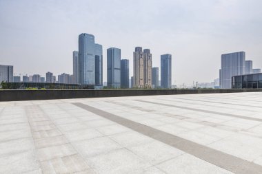 Panoramik siluet ve boş yolu, boş beton zemini olan modern iş binaları.