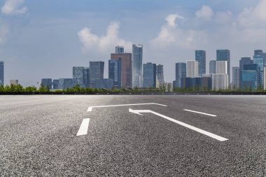 Panoramik siluet ve boş yolu, boş beton zemini olan modern iş binaları.