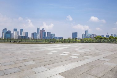 Panoramik siluet ve boş yolu, boş beton zemini olan modern iş binaları.