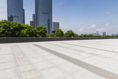 Panoramik siluet ve boş yolu, boş beton zemini olan modern iş binaları.
