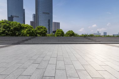 Panoramik siluet ve boş yolu, boş beton zemini olan modern iş binaları.