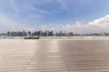 Panoramik siluet ve boş yolu, boş beton zemini olan modern iş binaları.