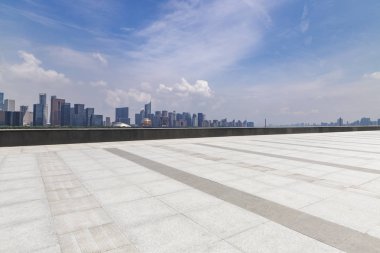 Panoramik siluet ve boş yolu, boş beton zemini olan modern iş binaları.