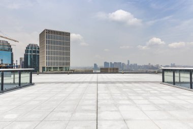 Panoramik siluet ve boş yolu, boş beton zemini olan modern iş binaları.