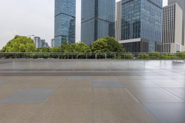 Panoramik siluet ve boş yolu, boş beton zemini olan modern iş binaları.