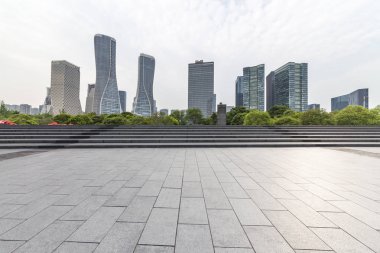 Panoramik siluet ve boş yolu, boş beton zemini olan modern iş binaları.