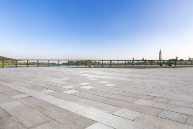 Panoramik siluet ve boş yolu, boş beton zemini olan modern iş binaları.
