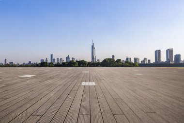 Panoramik siluet ve boş yolu, boş beton zemini olan modern iş binaları.