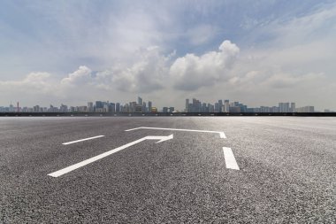Panoramik siluet ve boş yolu, boş beton zemini olan modern iş binaları.