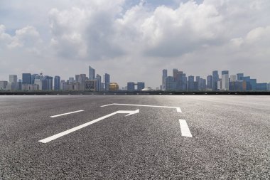 Panoramik siluet ve boş yolu, boş beton zemini olan modern iş binaları.