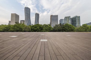 Panoramik siluet ve boş yolu, boş beton zemini olan modern iş binaları.