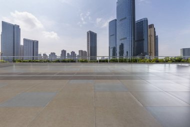 Panoramik siluet ve boş yolu, boş beton zemini olan modern iş binaları.