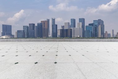 Panoramik siluet ve boş yolu, boş beton zemini olan modern iş binaları.