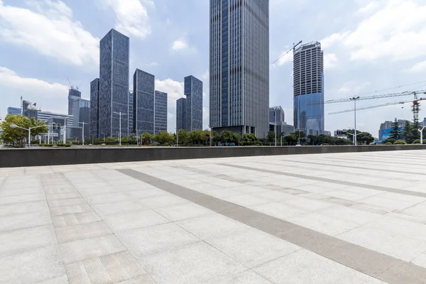 Panoramik Siluet Boş Yolu Boş Beton Zemini Olan Modern Binaları — Stok fotoğraf